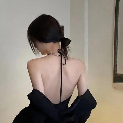 出墙红杏两家春